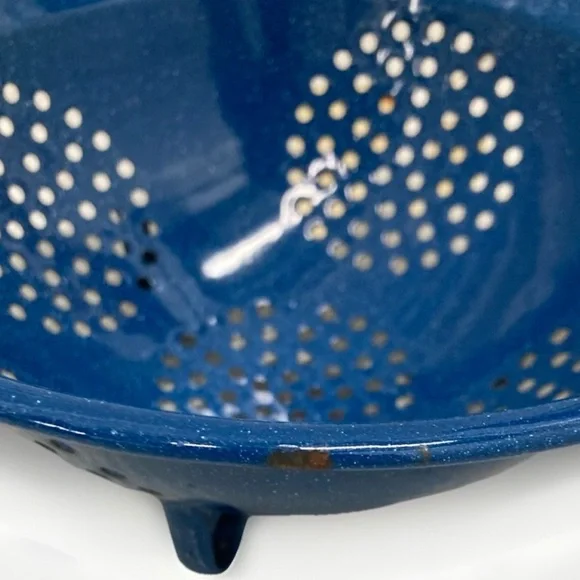 Vintage Cinsa Blue Speckled Enamel Colander 3-Legged Camping Utilitarian - Picture 6 of 6
